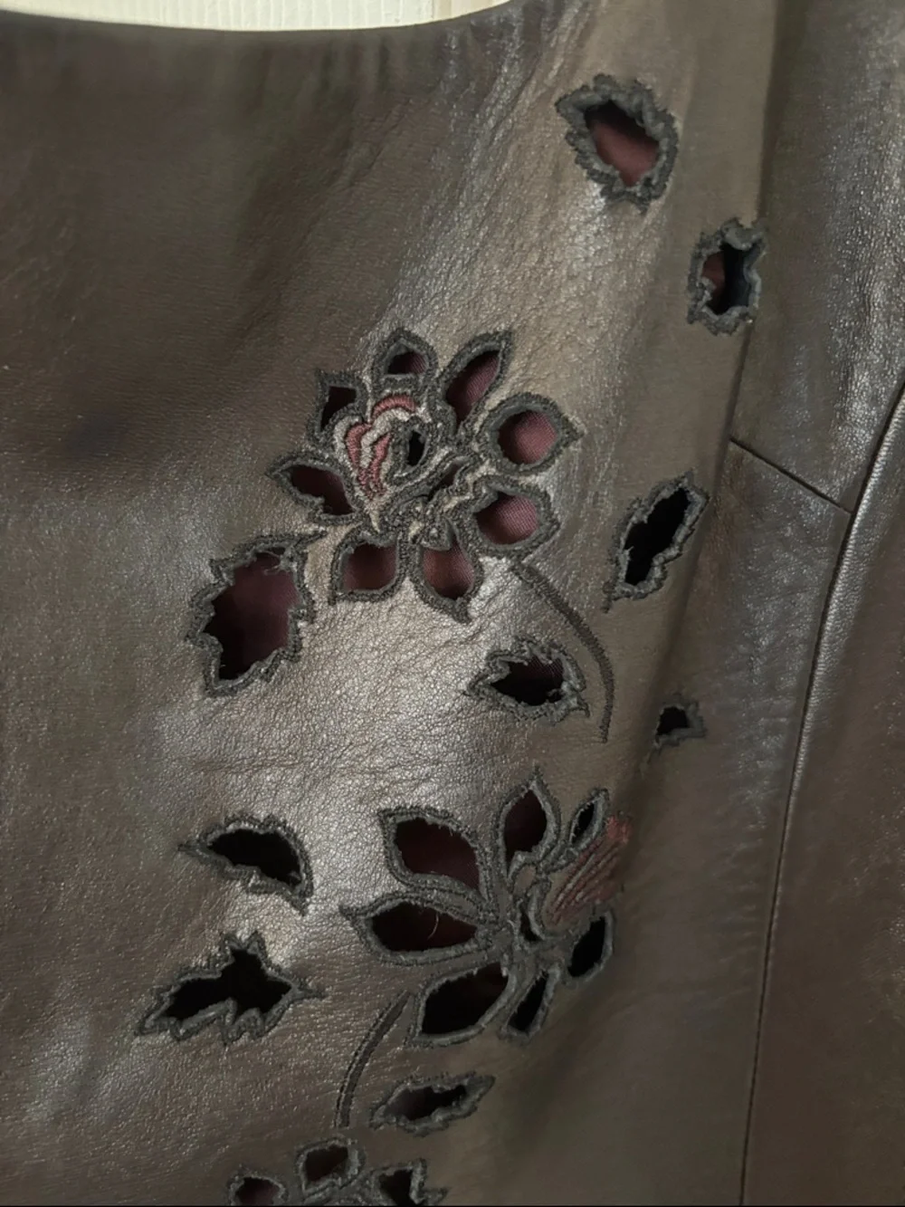Emanuel: Soft leather vest lined in Burgandy with floral appliqué signature fo - Picture 2 of 9